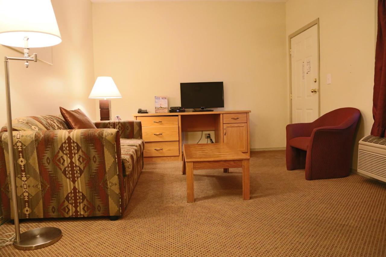Deluxe Queen Suite Non Pet Friendly